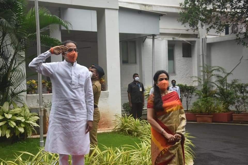 मुख्यमंत्र्यांनी शासकीय निवासस्थानी केले ध्वजारोहण