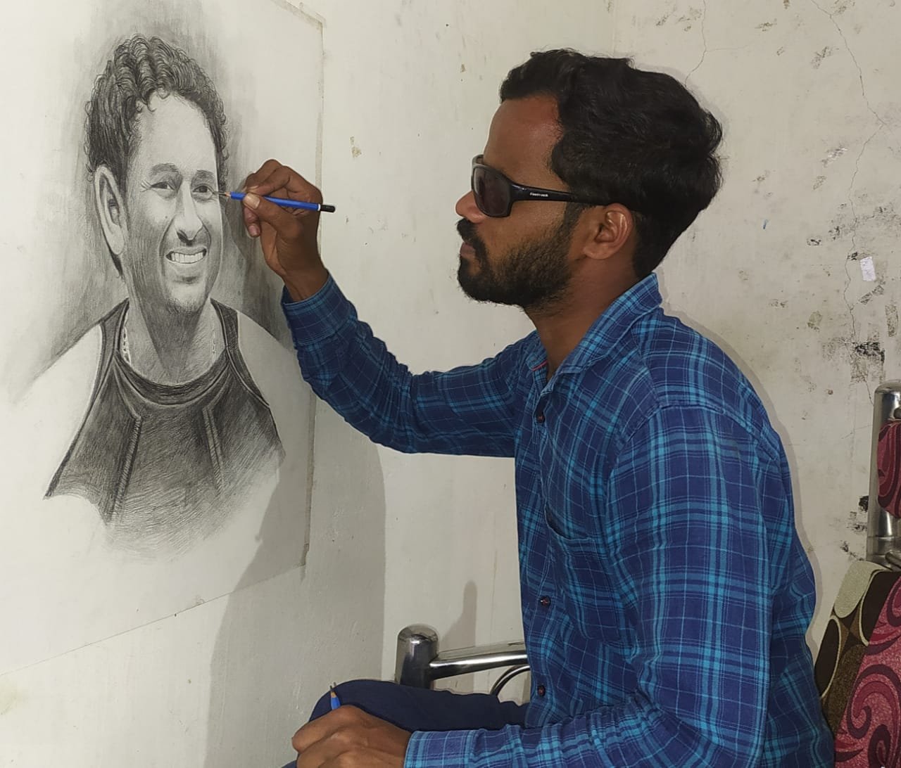 ‘या’ चित्रकाराने केली दृष्टिहिनतेवर मात : चित्रकलेतला यशस्वी प्रवास वाचा…