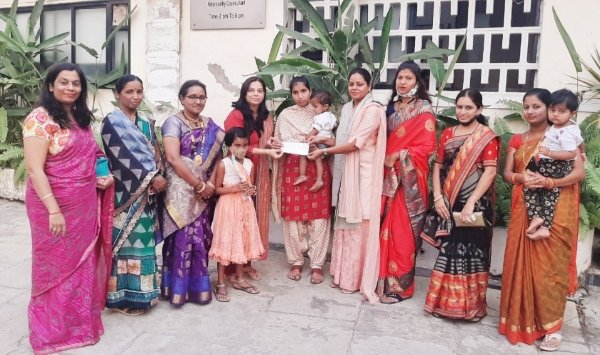 महिलादिनी दिला विधवा महिलेस स्वयंरोजगार; वीरशैव व्हीजन महिला आघाडीचा असाही महिला दिन