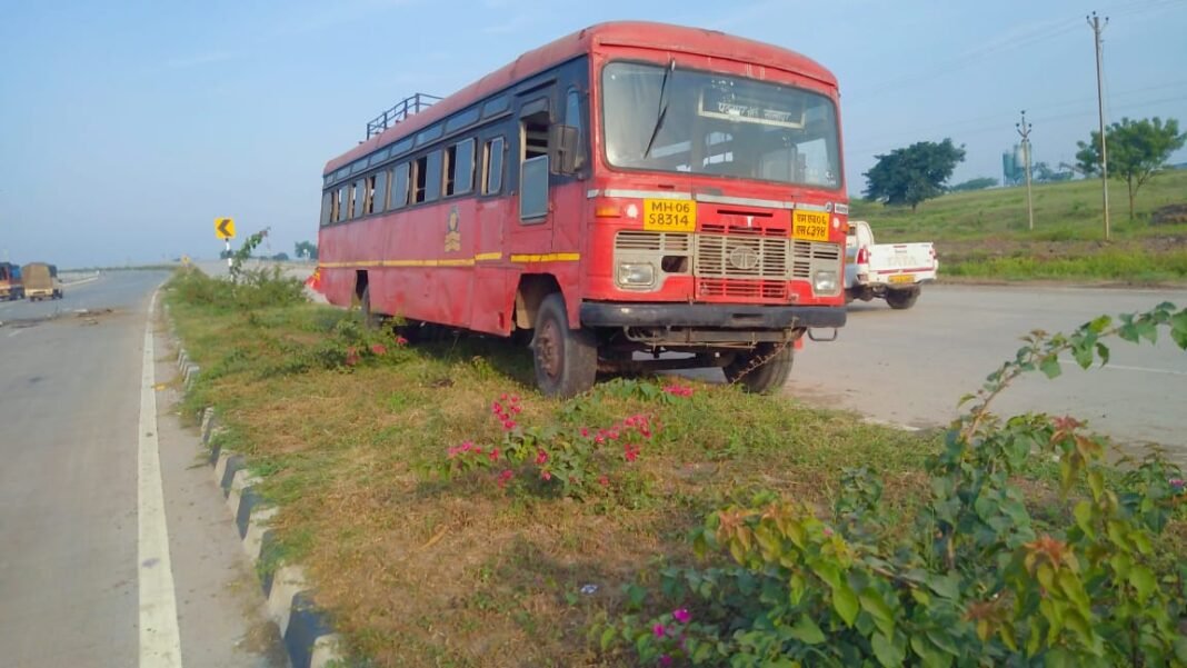 ब्रेकिंग | एसटी प्रवासी बसला टँकरची जोरदार धडक ; आज सकाळची घटना