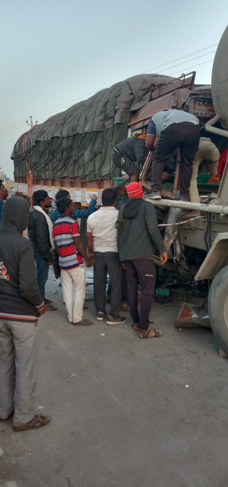 Breaking Accident | कुंभारी टोल नाक्यावर विचित्र अपघात ; पती-पत्नीसह मुले जखमी