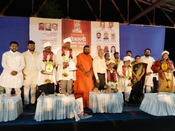 सोन्नलगी पुरस्कार | समाजातील कर्तुत्ववानांची पुजा चाकोते परिवाराने बांधली – सुशीलकुमार शिंदे