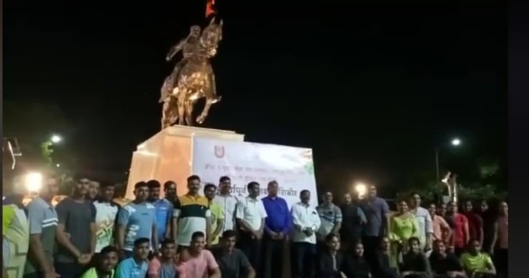 छत्रपतींना अभिवादन करून महाराष्ट्राचा कबड्डी संघ हरियाणा कडे रवाना