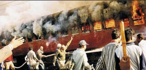 रेल्वेचा डबा बाहेरून कधीच पेटत नाही – प्रकाश आंबेडकर