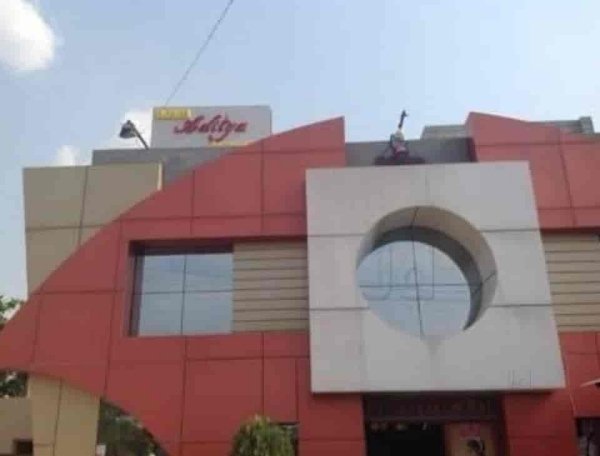 हॉटेलमध्ये बसण्याच्या कारणावरून डोक्यात फोडली बीअरची बाटली