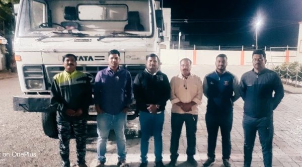 करकंब येथे चोरटी वाळू वाहतूक करणारा इसम हायवा ट्रकसह जेरबंद