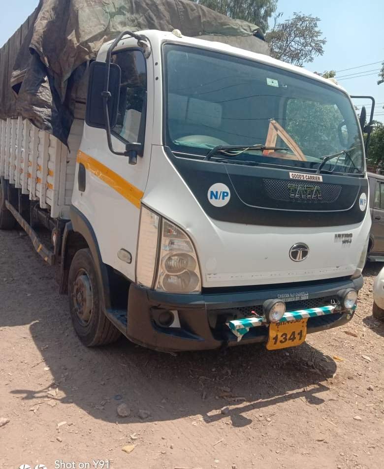 बार्शी येथे टेम्पोतून निघालेला २२ पोती ओला चंदन पकडला! दोघे अटकेत*