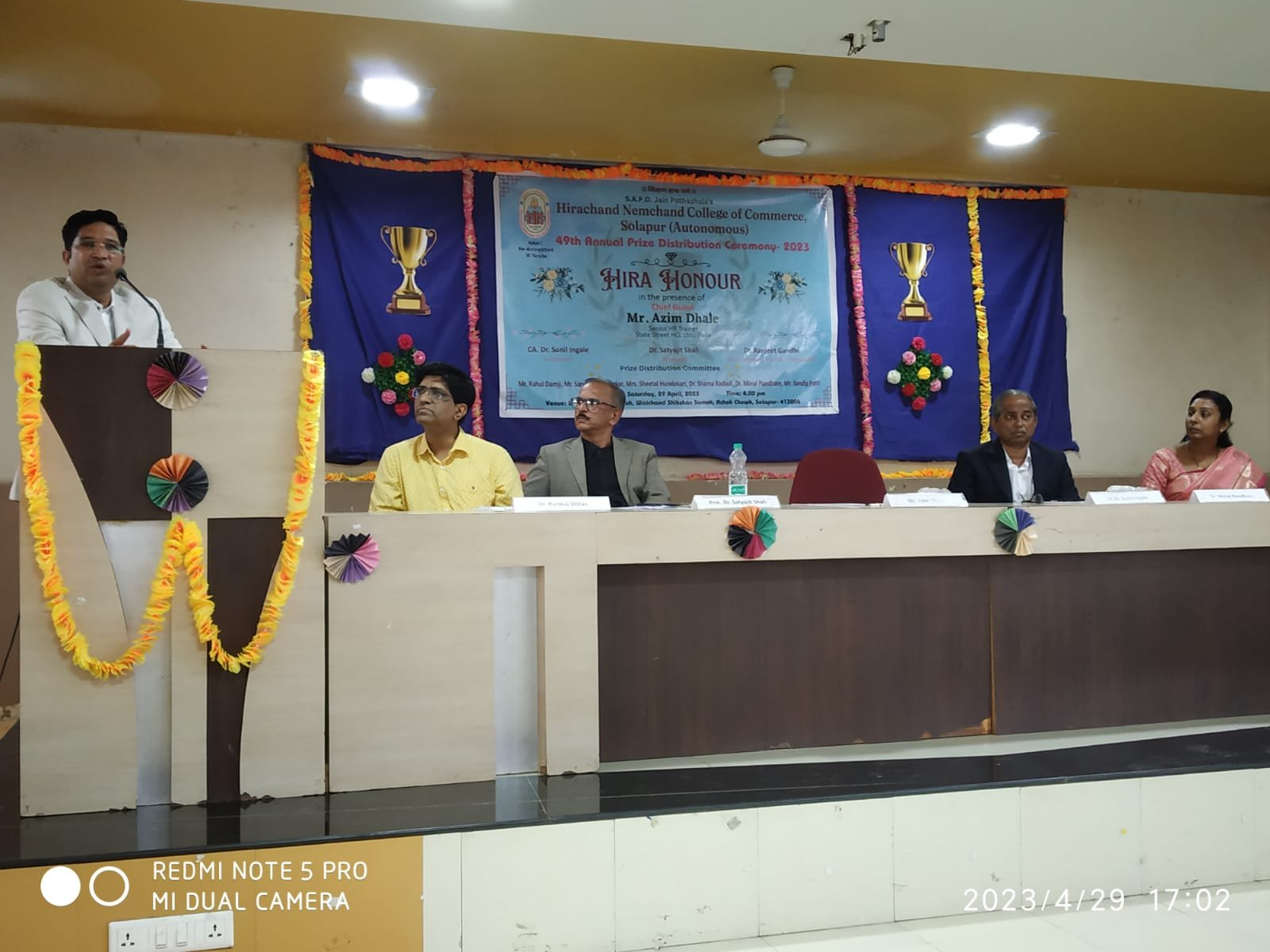 वाणिज्य शाखेतील विद्यार्थ्यांना विविध क्षेत्रात सुवर्णसंधी – अजीम ढाले