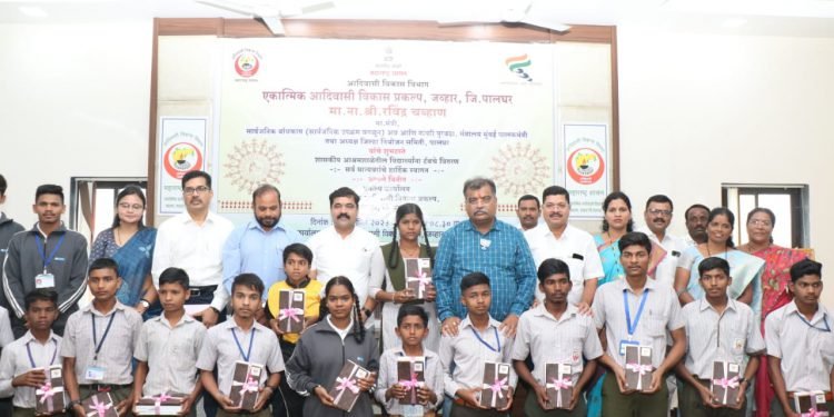 पालकमंत्र्यांच्या हस्ते जव्हार प्रकल्पातील आदिवासी विध्यार्थीना ६२५ टॅबचे वाटप