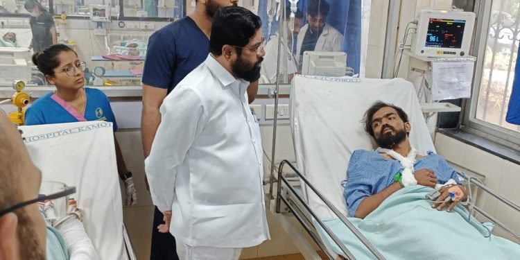 खासगी बस अपघातातील जखमींचे मुख्यमंत्र्यांनी केले सांत्वन