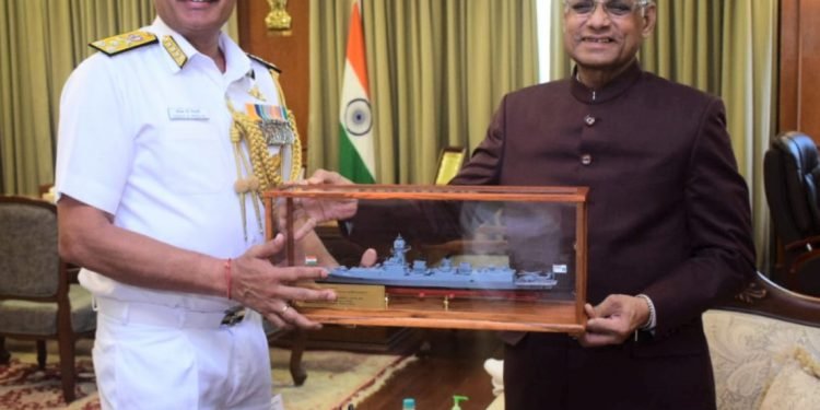 नौसेनेच्या मुख्य ध्वज अधिकाऱ्यांनी घेतली राज्यपालांची भेट