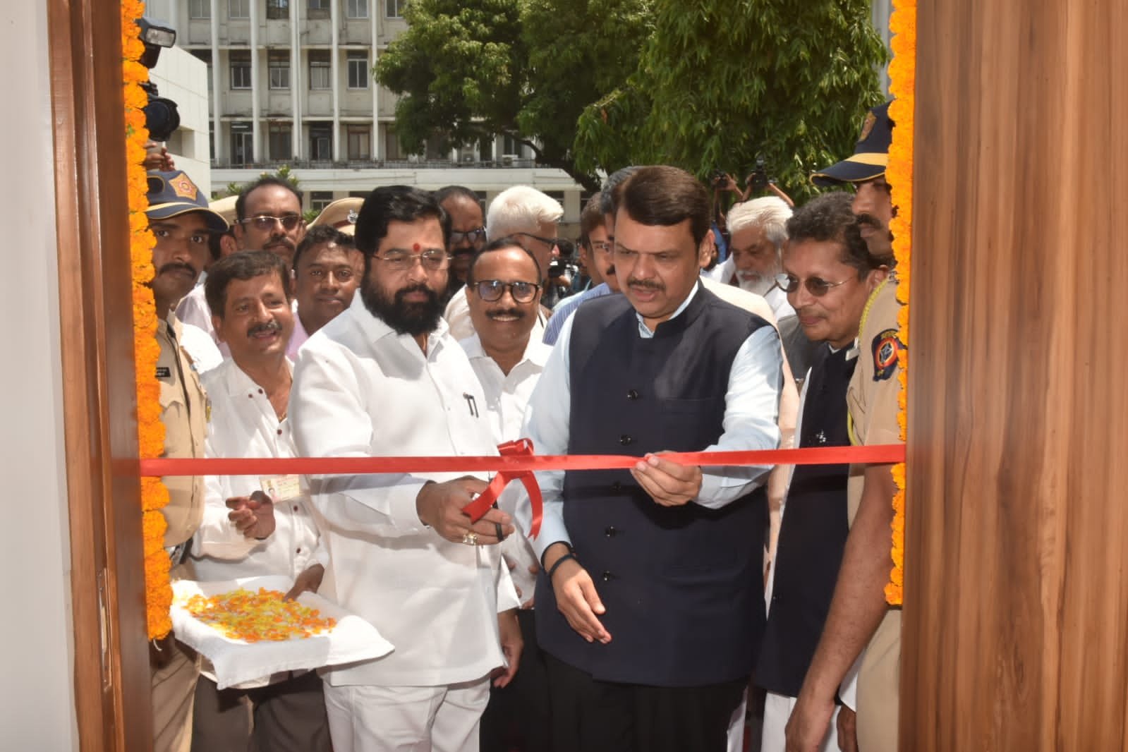 मंत्रालयातील मध्यवर्ती टपाल केंद्राचे मुख्यमंत्री, उपमुख्यमंत्र्यांच्या हस्ते उद्घाटन